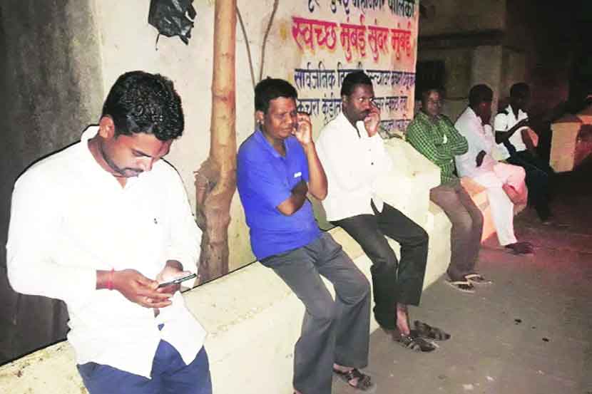 घरात नेटवर्क येत नसल्याने माहुलवासीयांना वसाहतीबाहेरील रस्त्यावर येऊन फोनाफोनी करावी लागते.
