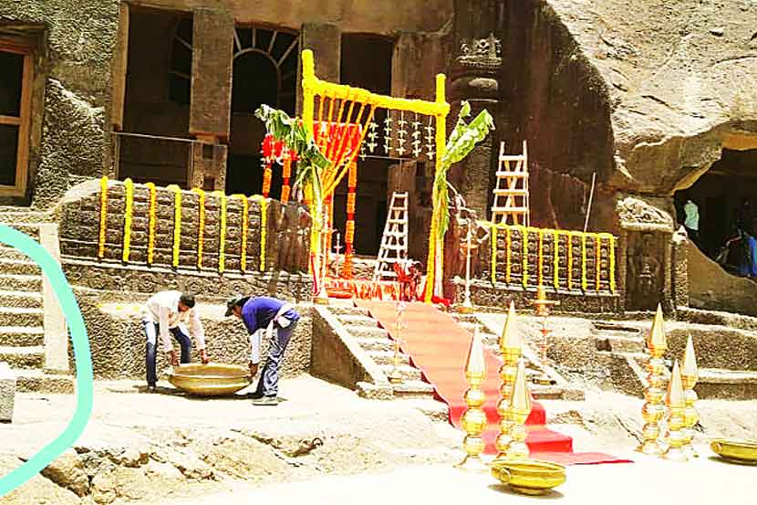 कान्हेरी लेणी परिसरात चित्रीकरणासाठी करण्यात आलेली सजावट.