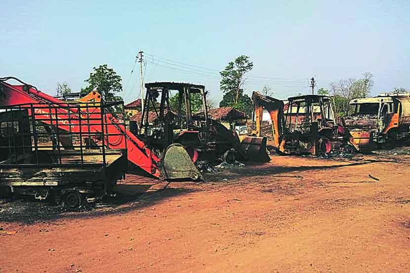 नक्षलवाद्यांच्या जाळपोळ सत्राने रस्त्यांची कामे बंद