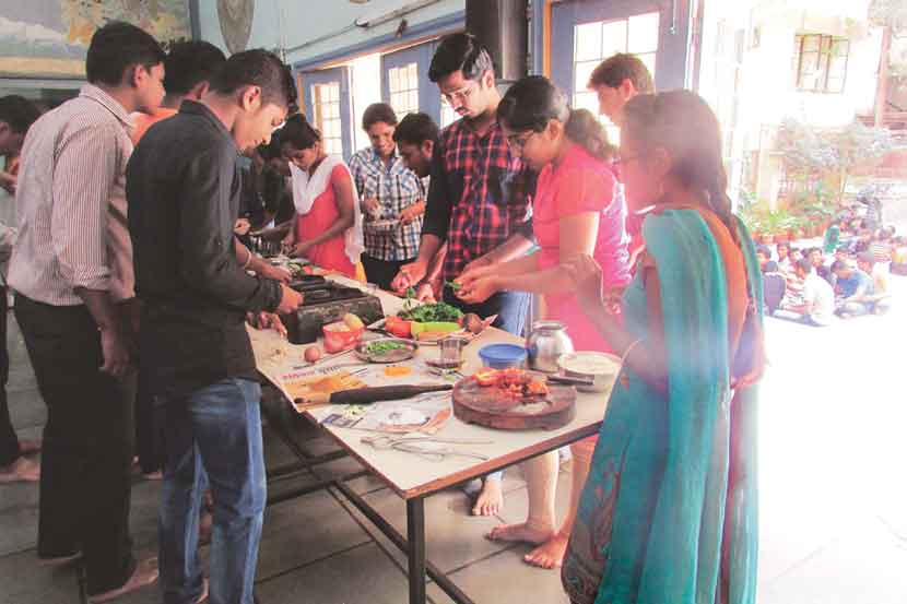 सेवाध्यास : युवा परिवर्तनाचे केंद्र सेवाध्यास : युवा परिवर्तनाचे केंद्र