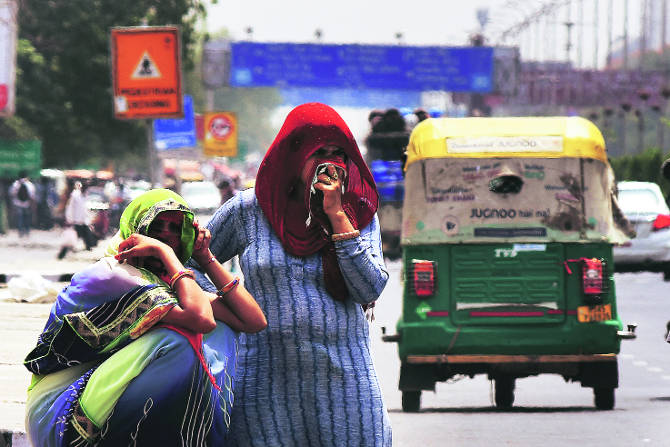 मराठवाडा आणि सोलापूरच्या काही भागात तर दुष्काळ हा पाचवीला पुजल्यासारखाच आहे.