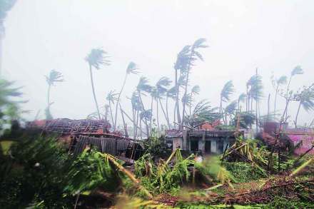 cyclone Fani : फॅनी चक्रीवादळाचे ओदिशात ८ बळी cyclone Fani : फॅनी चक्रीवादळाचे ओदिशात ८ बळी