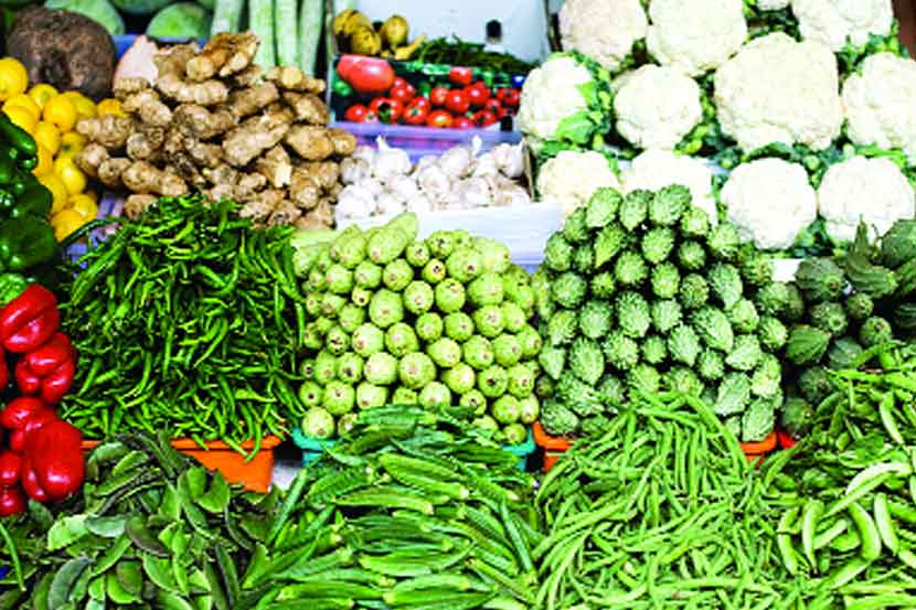 भाज्यांची शंभरी, कांदाही महाग भाज्यांची शंभरी, कांदाही महाग