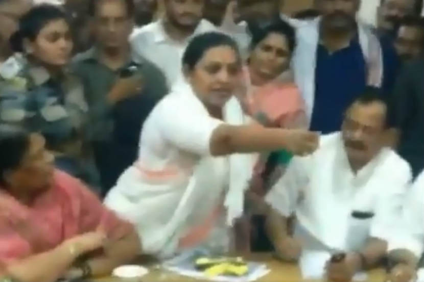  आमदार यशोमती ठाकूर यांच्यासह काँग्रेसच्या नेत्यांनी सोमवारी जिल्हाधिकारी कार्यालयावर धडक दिली.
