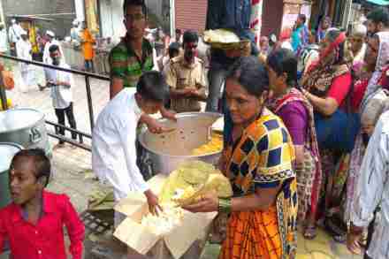 देहूनगरीत गेल्या ५० वर्षांपासून वारकऱ्यांना नवशा गणपती मंडळाकडून अन्नदान देहूनगरीत गेल्या ५० वर्षांपासून वारकऱ्यांना नवशा गणपती मंडळाकडून अन्नदान