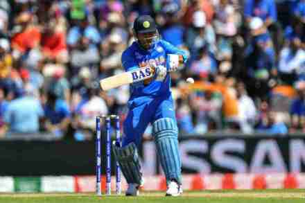 World Cup 2019 : या धोनीचं करायचं काय? टीम इंडियाच्या मॅनेजमेंटसमोर गहन प्रश्न
