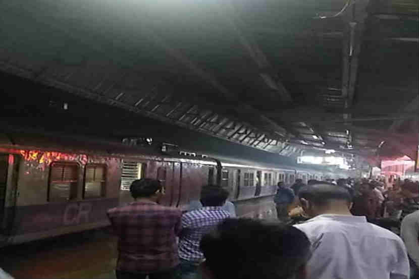 कोपर स्टेशनवर पेंटाग्राफमध्ये ठिणग्या, मध्य रेल्वेची वाहतूक विस्कळीत कोपर स्टेशनवर पेंटाग्राफमध्ये ठिणग्या, मध्य रेल्वेची वाहतूक विस्कळीत