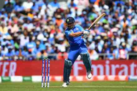 World Cup 2019 : धोनीच्या संथ खेळीचं जसप्रीत बुमराहकडून समर्थन