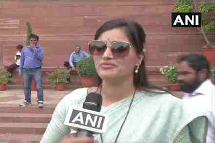 ‘संसदेत जय श्रीरामचे नारे नकोत’, महाराष्ट्रातल्या महिला खासदाराची मागणी ‘संसदेत जय श्रीरामचे नारे नकोत’, महाराष्ट्रातल्या महिला खासदाराची मागणी