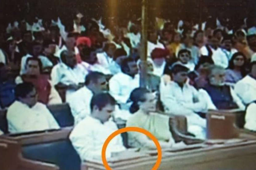 राष्ट्रपतींच्या अभिभाषणावेळी राहुल गांधी मोबाईलमध्ये दंग