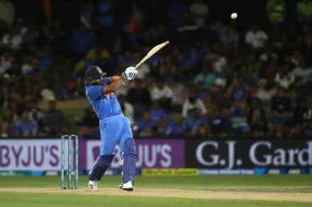 World Cup 2019 : धोनीला मागे टाकत रोहित ठरला सिक्सर किंग