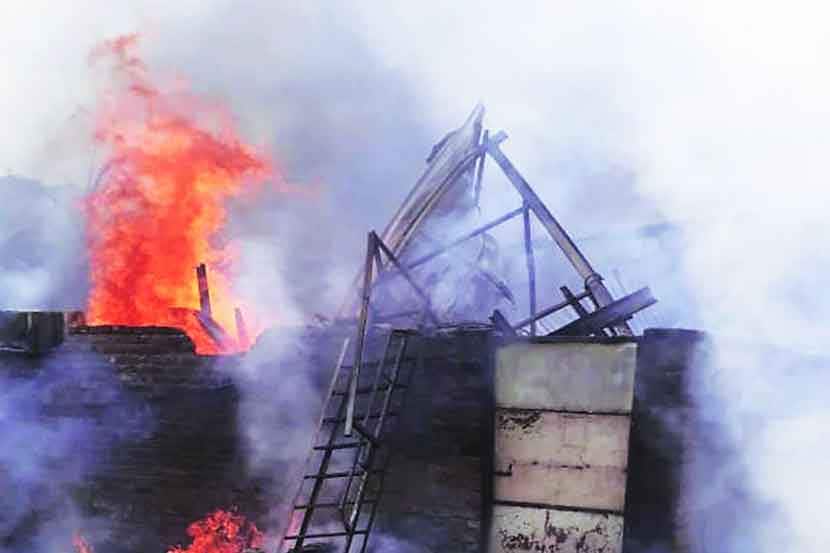 मुंब्रा-शिळफाटा रस्त्यावरील भंगाराच्या गोदामाला शुक्रवारी दुपारी भीषण आग लागली. यात आसपासची गोदामांनीही पेट घेतला.