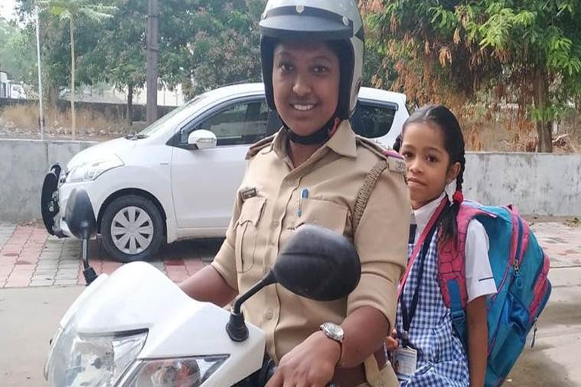 शाळा बस, रिक्षाचालक संपावर; पोलीस झाले विद्यार्थ्यांचे सारथी