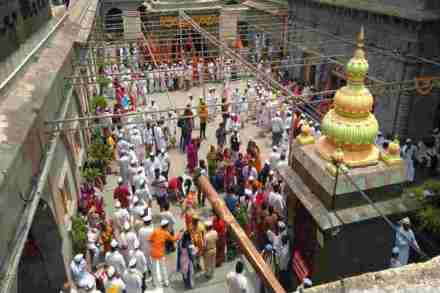 दुष्काळ दूर करा, तुकोबांच्या चरणी वारकऱ्यांची प्रार्थना