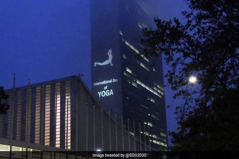 योग रंगात न्हाऊन निघाली संयुक्त राष्ट्राची इमारत