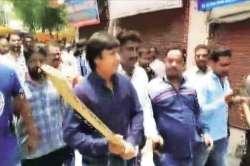 पक्ष कोणताही; गुर्मी तशीच!