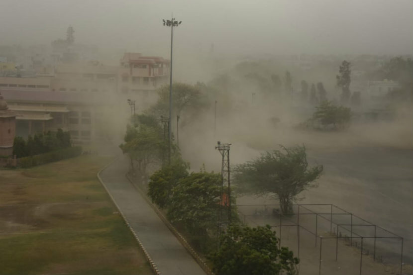 शनिवारी संध्याकाळी नागपूर आणि लगतच्या भागात वादळी वाऱ्यासह मुसळधार पावसाने हजेरी लावली. (छाया: धनंजय खेडकर)