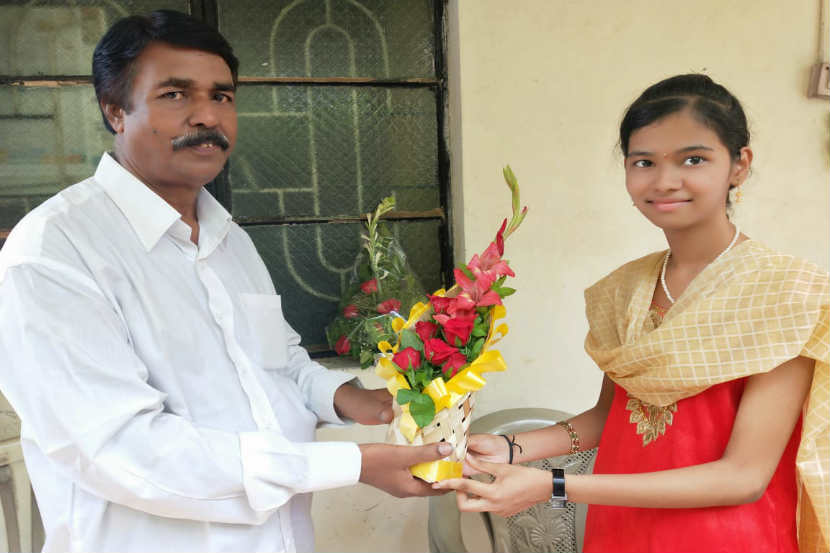 दहावीत शाळेतुन प्रथम आलेल्या श्रुतीला आईसाठी व्हायचंय जिल्हाधिकारी दहावीत शाळेतुन प्रथम आलेल्या श्रुतीला आईसाठी व्हायचंय जिल्हाधिकारी