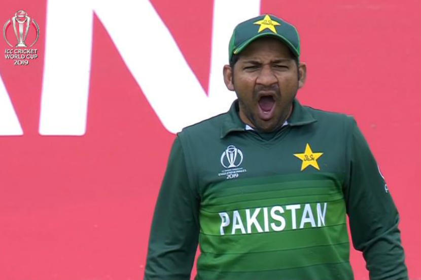 मैदानावर जांभई देणे पाक कर्णधार सरफराजला पडले महागात, नेटकरी म्हणतात.. मैदानावर जांभई देणे पाक कर्णधार सरफराजला पडले महागात, नेटकरी म्हणतात..