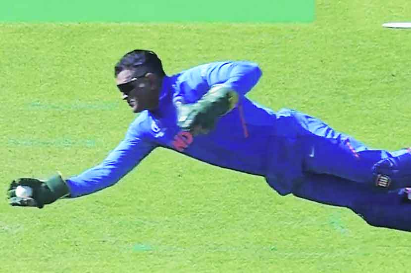 cricket world cup 2019 : चर्चा तर होणारच.. कुणाचा झेल सरस? cricket world cup 2019 : चर्चा तर होणारच.. कुणाचा झेल सरस?