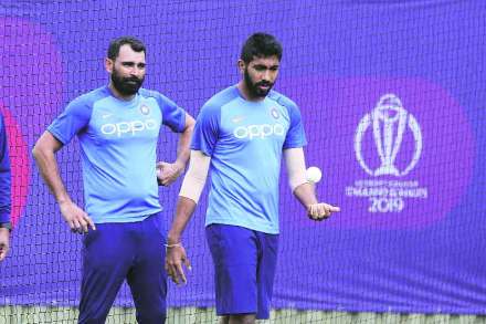 Cricket World Cup 2019 : यष्टीमागून : गोलंदाजांचे योगदान!