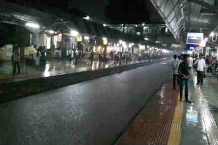 बदलापूर स्थानकात साठलेले पाणी 
छायाचित्र-दीपक जोशी 