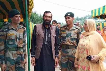 शहीद जवान औरंगजेबचे दोन्ही भाऊ लष्करात, घेतला देशसेवेचा वसा