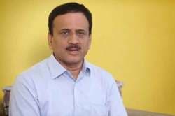 नुकसानग्रस्त शेतकऱ्यांनी गिरीश महाजनांना धारेवर धरले