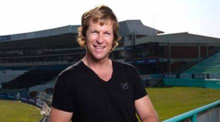 जॉन्टी ऱ्होड्स टीम इंडियाच्या क्षेत्ररक्षण प्रशिक्षकपदाच्या शर्यतीत? जॉन्टी ऱ्होड्स टीम इंडियाच्या क्षेत्ररक्षण प्रशिक्षकपदाच्या शर्यतीत?