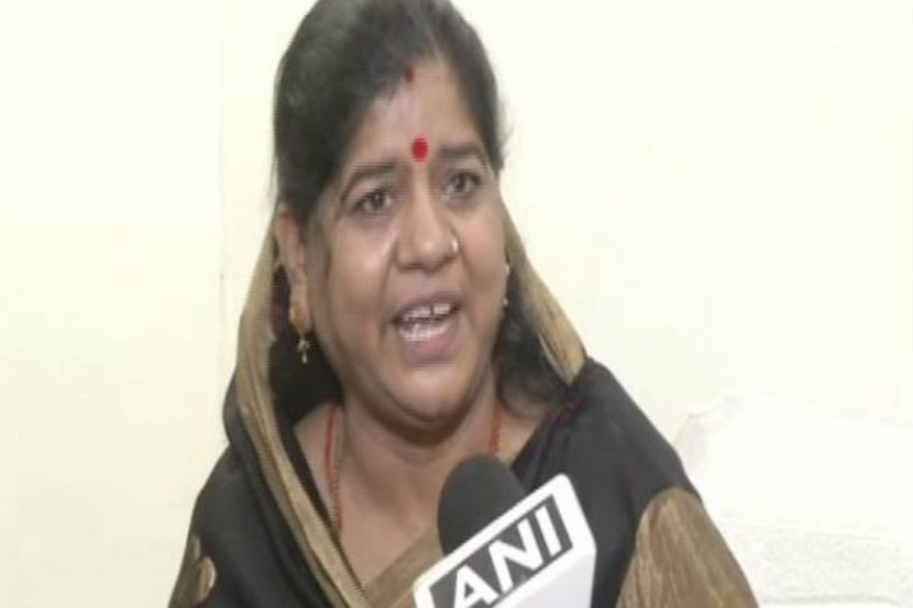 भोपाळ : शौचालयाच्या खोलीत अन्न शिजवण्यास हरकत नाही, असे अजब विधान मध्य प्रदेशच्या मंत्री इमारती देवी यांनी केले आहे. 