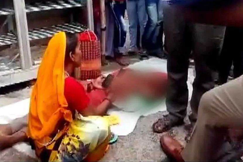 प्रवासातच ह्रदयविकाराचा झटका आल्याने पतीचा मृत्यू, कंडक्टरने मृतदेहासोबत महिलेला खाली उतरवलं
