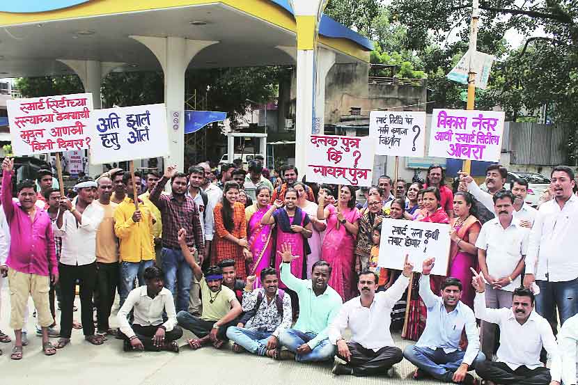 त्र्यंबक नाका येथे स्मार्ट सिटी कंपनीच्या विरोधात आंदोलन करताना डॉ. हेमलता पाटील आणि इतर