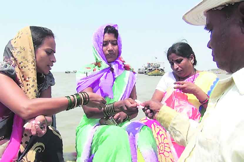 बोटीत महिलांकडून पैसे, पुरुषांना फुकट प्रवास