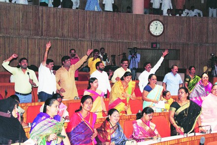सभागृहात वीज पुरवठा बंद असल्याने शिवसेना नगरसेवकांनी घोषणाबाजी केली.