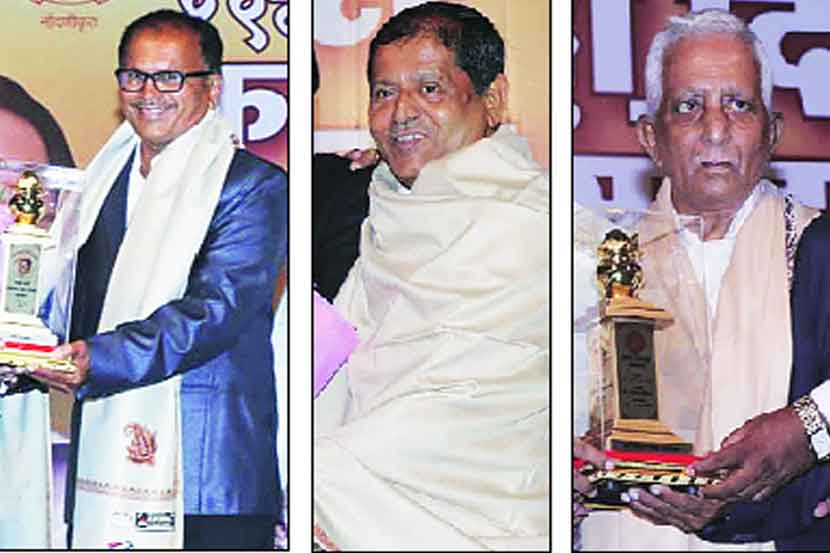 ज्येष्ठ कायकर्ता पुरस्कार विजेते कृष्णा तोडणकर (डावीकडून), सुरेश पावसकर आणि ज्येष्ठ पंच पुरस्कार विजेते बाळकृष्ण विचारे.