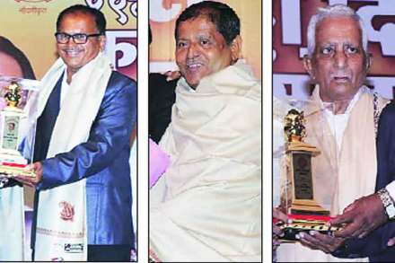 ज्येष्ठ कायकर्ता पुरस्कार विजेते कृष्णा तोडणकर (डावीकडून), सुरेश पावसकर आणि ज्येष्ठ पंच पुरस्कार विजेते बाळकृष्ण विचारे.