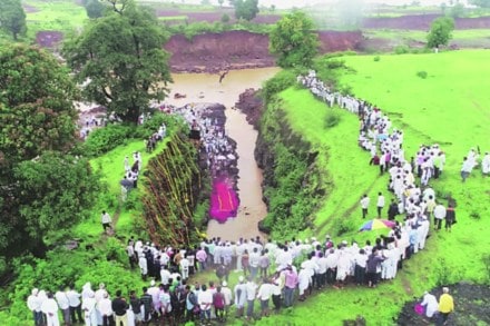 मांजरपाडा प्रकल्पातील बोगद्याचे काम पूर्ण झाल्यानंतर देवसाने येथे जलपूजनप्रसंगी माजी उपमुख्यमंत्री छगन भुजबळ यांनी केलेले शक्तिप्रदर्शन
