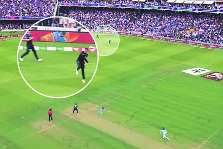 गप्तिलने चेंडू फेकला, त्यावेळी स्टोक्स आणि रशीद यांनी परस्परांना ओलांडलेले नव्हते.