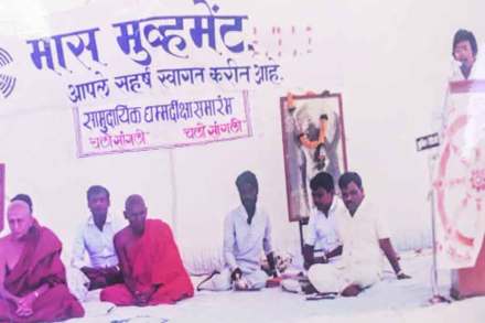 सांगलीत १९८७ मध्ये झालेल्या मास मूव्हमेंटच्या राज्य अधिवेशनात बोलताना राजा ढाले. सांगलीत १९८७ मध्ये झालेल्या मास मूव्हमेंटच्या राज्य अधिवेशनात बोलताना राजा ढाले.