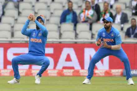 World Cup 2019 : टीम इंडियामध्ये गटबाजी? निर्णय प्रक्रियेवरुन विराट-रोहितमध्ये मतभेद
