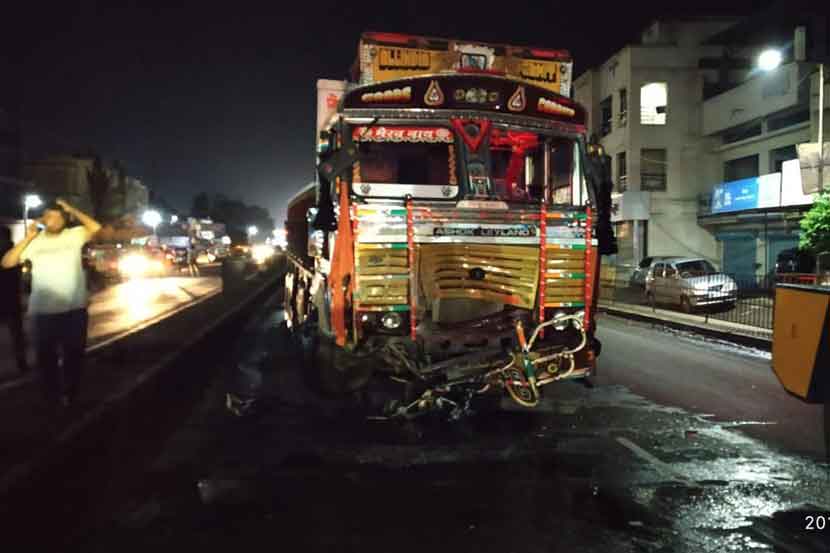 पुणे सोलापूर रस्त्यावर कार आणि ट्रकची धडक, ९ जण जागीच ठार