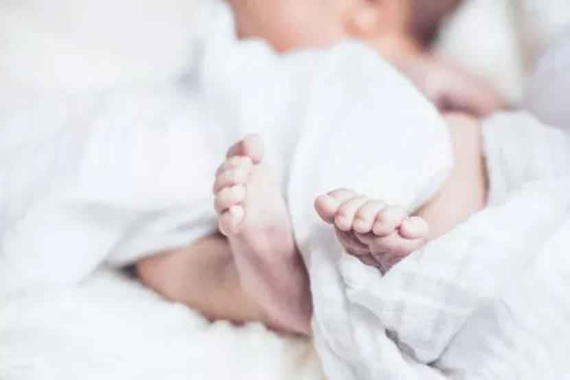 चार दिवसांच्या बाळाला पदपथावर सोडले