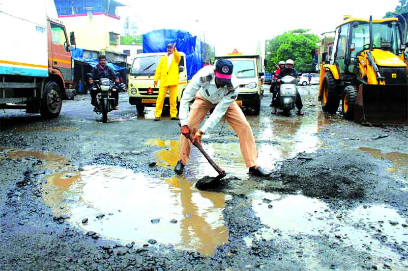 भिवंडीत खड्डे बुजवण्यासाठी पोलीस रस्त्यावर