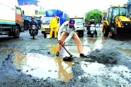 भिवंडीत खड्डे बुजवण्यासाठी पोलीस रस्त्यावर