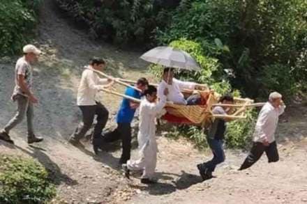 ‘बाबूशाही’ येता घरा..