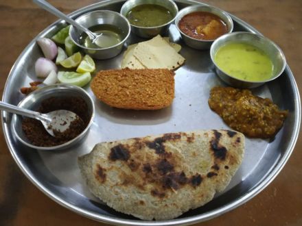 निरुद्देश भटकंती आणि मनमुराद खादाडी