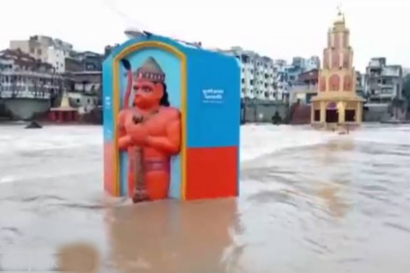 नाशिक : गोदावरी नदीने धोक्याची पातळी ओलांडली आहे.