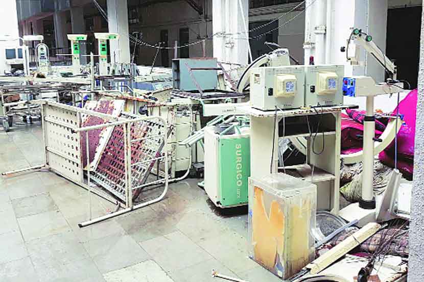 चव्हाण रुग्णालयात तळमजल्यावर भंगारमालाचे गोदाम तयार झाले आहे. चव्हाण रुग्णालयात तळमजल्यावर भंगारमालाचे गोदाम तयार झाले आहे.