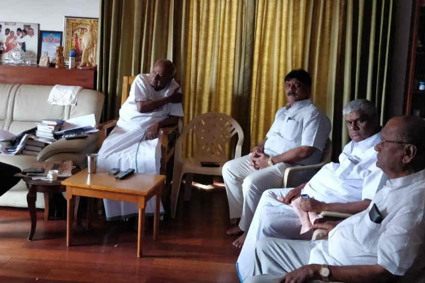 कर्नाटकात भाजपाची ‘वेट अॅण्ड वॉच’ भूमिका; काँग्रेस – जेडीएसच्या बैठकांना वेग