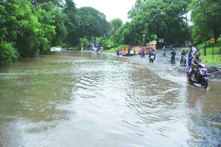 गेले काही दिवस पडत असलेल्या संततधार पावसामुळे पंचगंगा नदीच्या पाणीपातळीत वाढ झाली आहे. कोल्हापुरात गुरुवारी नदीकाठच्या परिसरातील सर्वच मंदिरे पाण्याखाली गेली तर सायंकाळी हे पाणी पात्राबाहेर पडत नागरी वस्तीच्या दिशेने जावू लागले. (छाया- राज मकानदार)